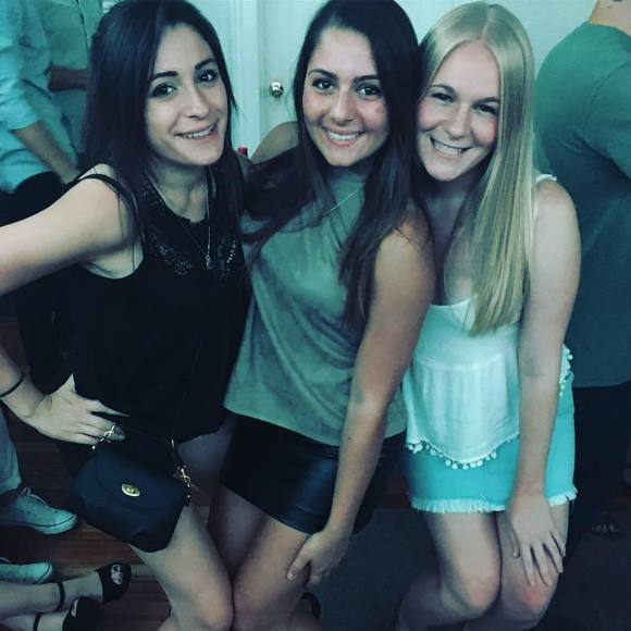 Meet your Posher, Melissa - Picture 2 of 3